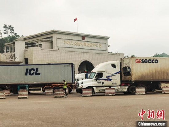 近日，位于中越邊境廣西憑祥市的友誼關(guān)口岸車水馬龍，裝載著東盟水果的跨境車輛來往不斷。黃艷梅 攝