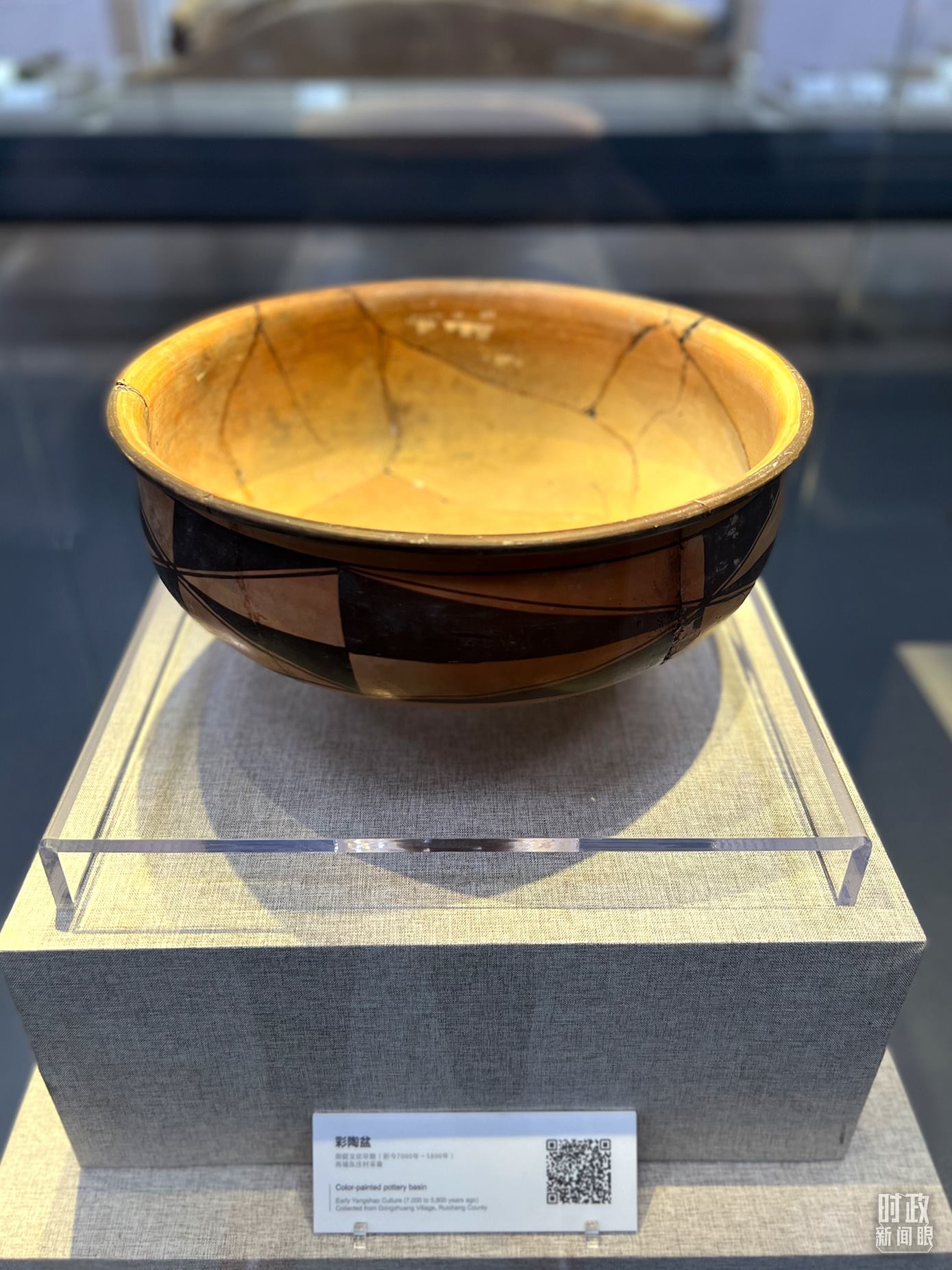 △運(yùn)城博物館內(nèi)展出的仰韶文化早期的彩陶盆。（總臺(tái)央視記者邢彬拍攝）