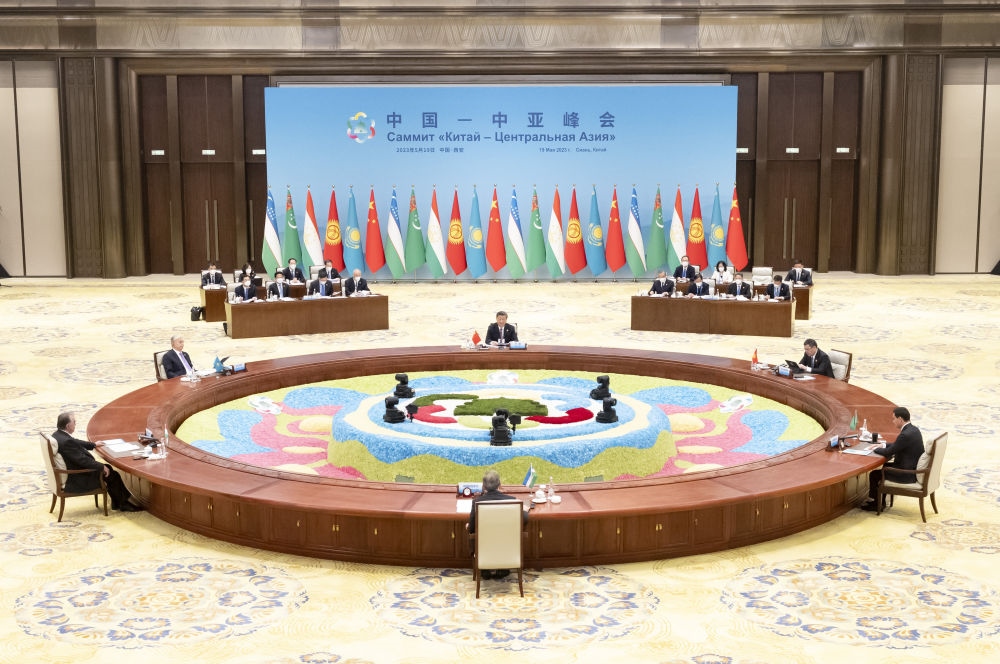 5月19日上午，國家主席習(xí)近平在陜西省西安市主持首屆中國－中亞峰會并發(fā)表題為《攜手建設(shè)守望相助、共同發(fā)展、普遍安全、世代友好的中國－中亞命運共同體》的主旨講話。哈薩克斯坦總統(tǒng)托卡耶夫、吉爾吉斯斯坦總統(tǒng)扎帕羅夫、塔吉克斯坦總統(tǒng)拉赫蒙、土庫曼斯坦總統(tǒng)別爾德穆哈梅多夫、烏茲別克斯坦總統(tǒng)米爾濟約耶夫出席。新華社記者 丁海濤 攝