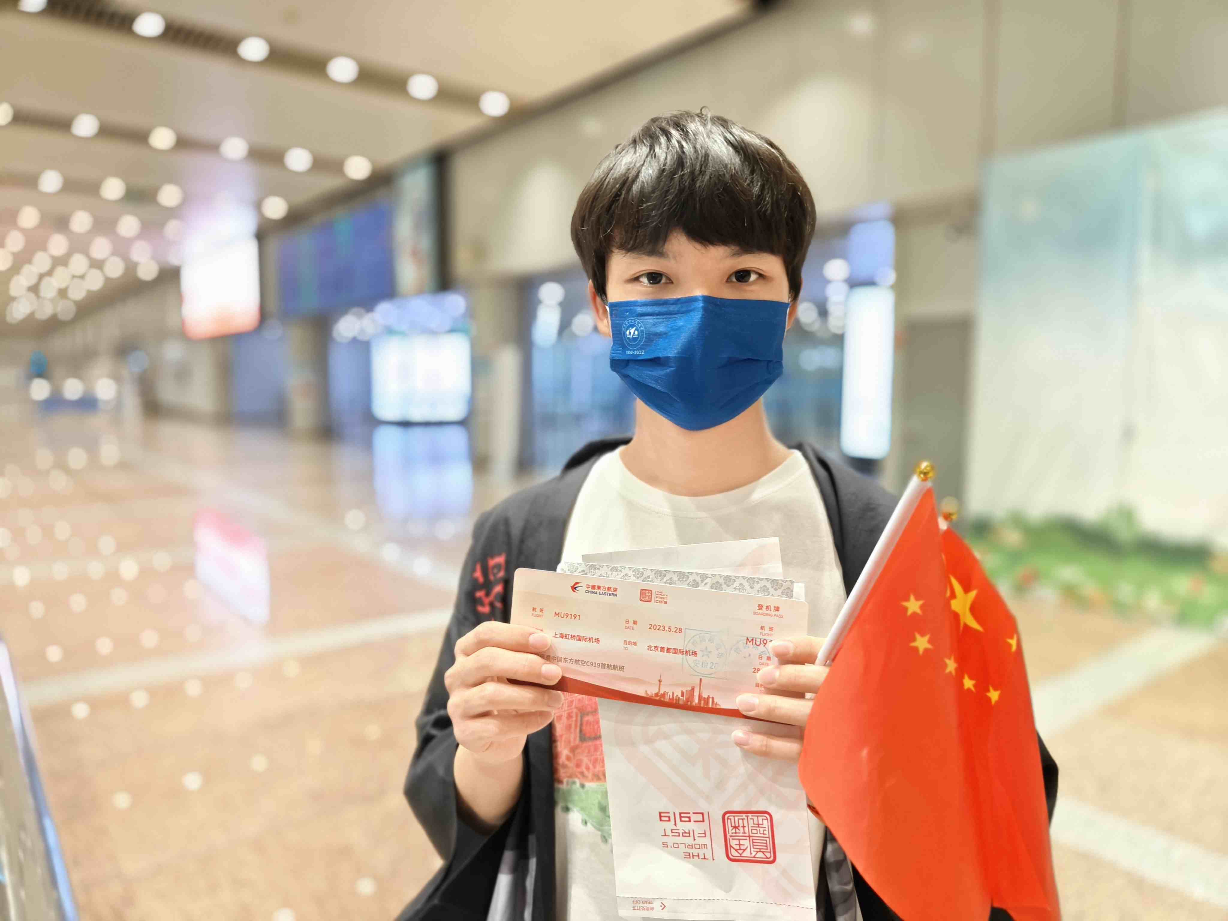 張可立向記者展示有著紀(jì)念意義的登機牌。人民網(wǎng)記者 夏曉倫攝