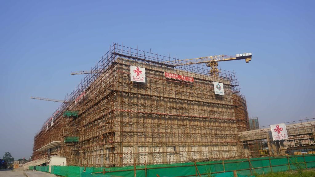 這是2023年5月23日在剛果（金）首都金沙薩拍攝的由中國援建的中部非洲文化藝術(shù)中心項目施工現(xiàn)場。