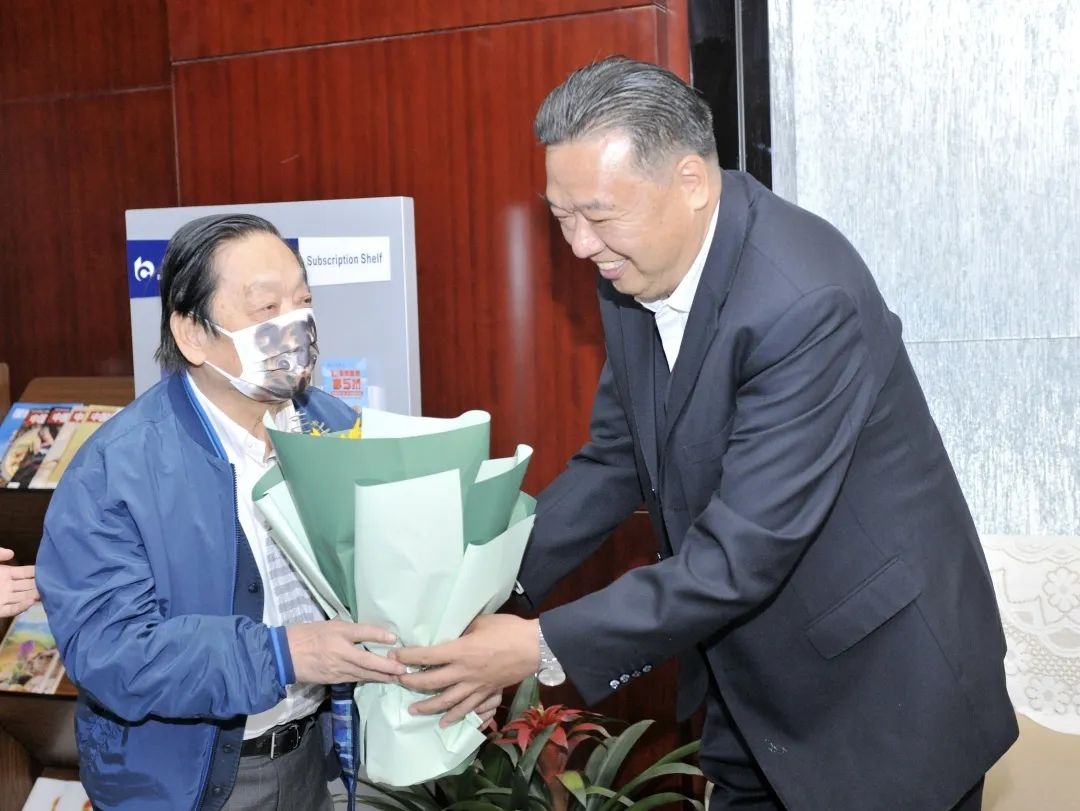 ▲青海省政協(xié)副主席、青海省林草局黨組書記、局長、祁連山國家公園青海省管理局局長李曉南在機(jī)場迎接韓美林