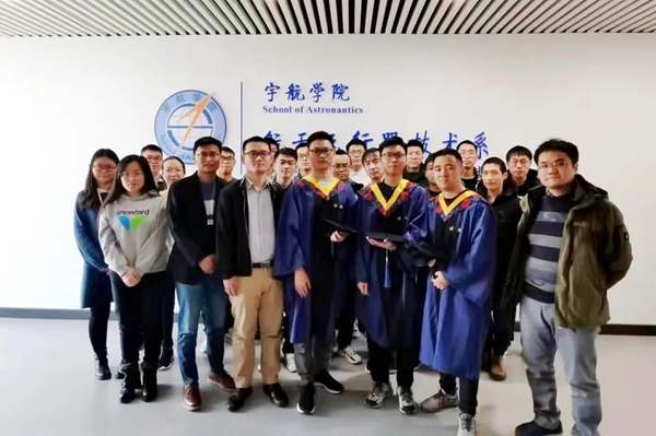 桂海潮（前排左二）與實驗室碩士畢業(yè)生合影。校方供圖