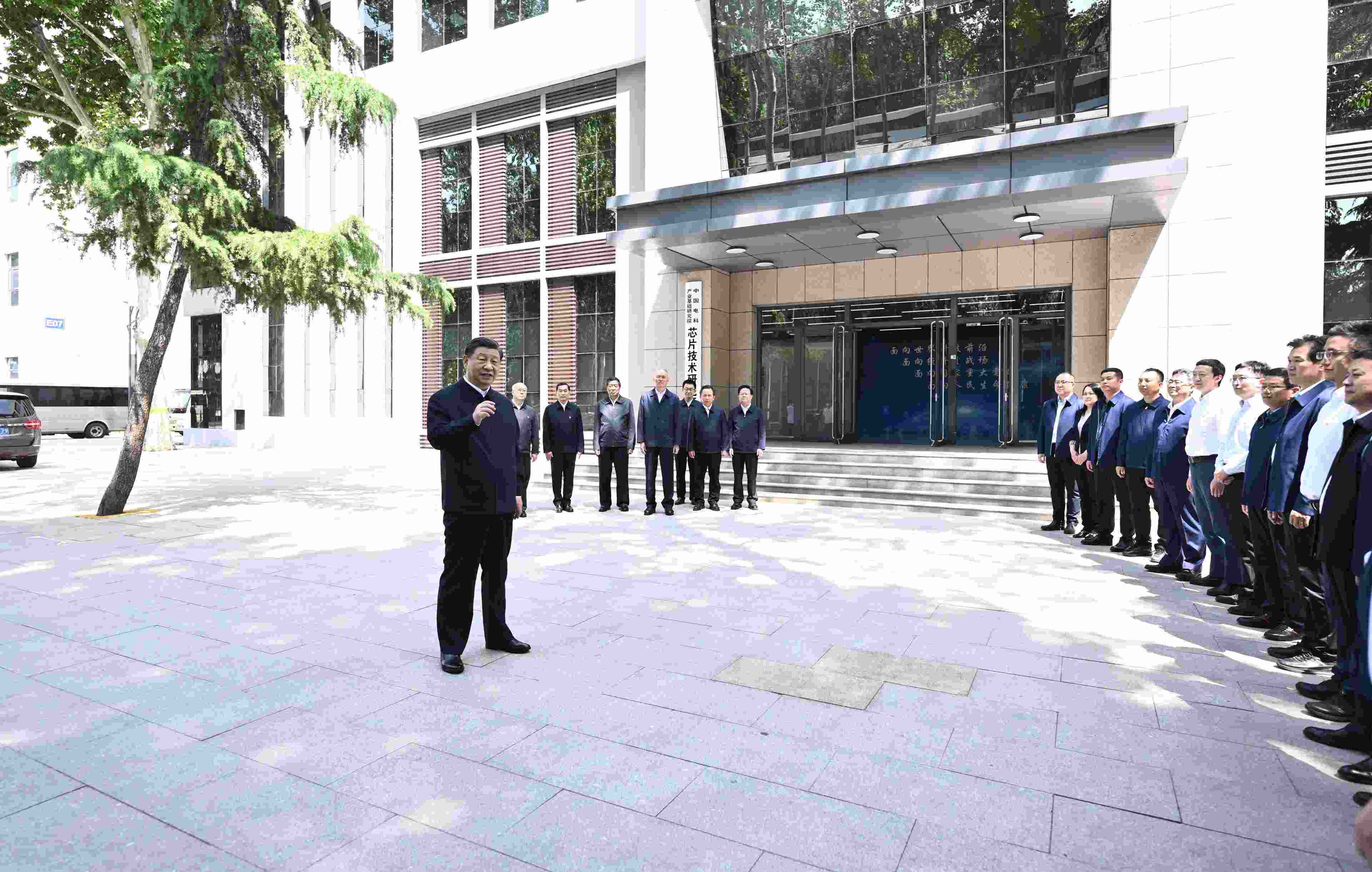△2023年5月12日，習(xí)近平總書記在中國(guó)電科產(chǎn)業(yè)基礎(chǔ)研究院同科技工作者交流。