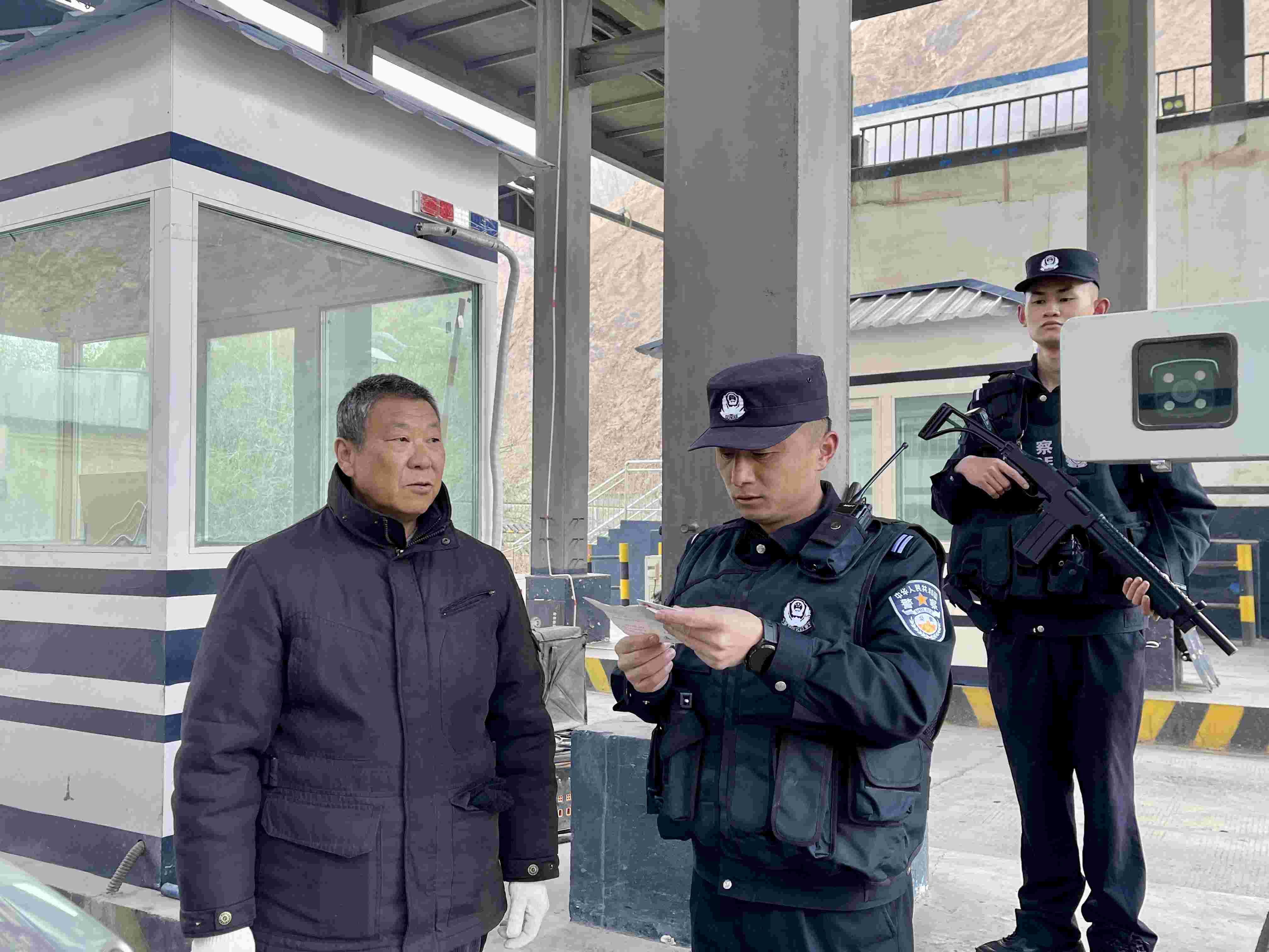 在庫地邊境檢查站，陳暢核對(duì)進(jìn)出邊境管理區(qū)人員信息。人民網(wǎng) 周靜圓攝