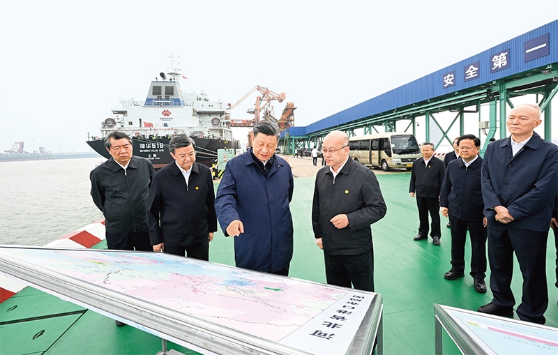 2023年5月11日至12日，中共中央總書記、國家主席、中央軍委主席習(xí)近平在河北考察，并主持召開深入推進(jìn)京津冀協(xié)同發(fā)展座談會。這是11日下午，習(xí)近平在滄州市黃驊港煤炭港區(qū)碼頭考察。 新華社記者 李學(xué)仁/攝