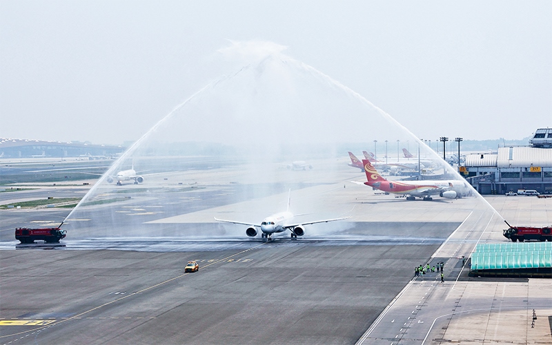 2023年5月28日，國產(chǎn)大型客機(jī)C919圓滿完成首次商業(yè)飛行，開啟市場化運(yùn)營、產(chǎn)業(yè)化發(fā)展新征程。圖為北京首都國際機(jī)場以水門禮迎接C919首個商業(yè)航班東航MU9191。 新華社發(fā) 魏萌/攝
