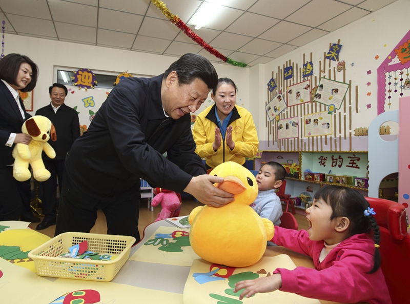 2014年1月28日，習近平總書記來到內(nèi)蒙古自治區(qū)呼和浩特市兒童福利院看望孩子們并贈送新春禮物。