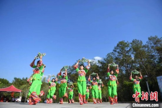 市民在跳廣場舞。 唐小晴 攝