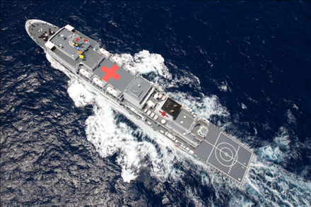航行在大洋上的中國海軍“和平方舟”號醫(yī)院船。新華社記者 琚振華 攝