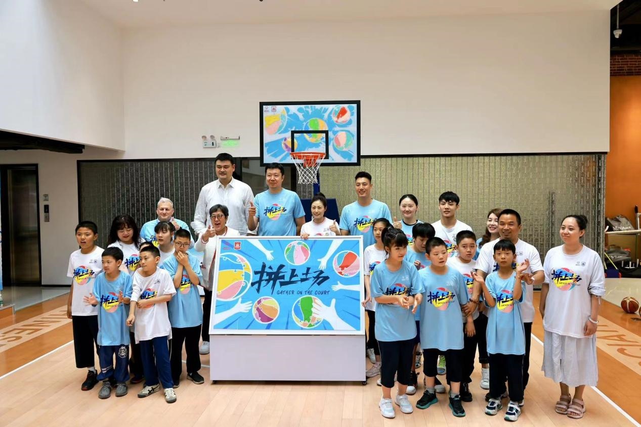 嘉賓與特奧小運動員在活動結(jié)束后合影。人民網(wǎng)記者 郝帥攝