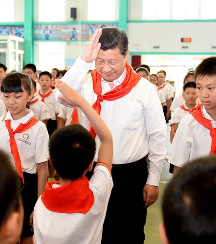 2014年5月30日，習(xí)近平總書記來到北京市海淀區(qū)民族小學(xué)，參加慶?！傲弧眹H兒童節(jié)活動。新華社記者 李濤 攝