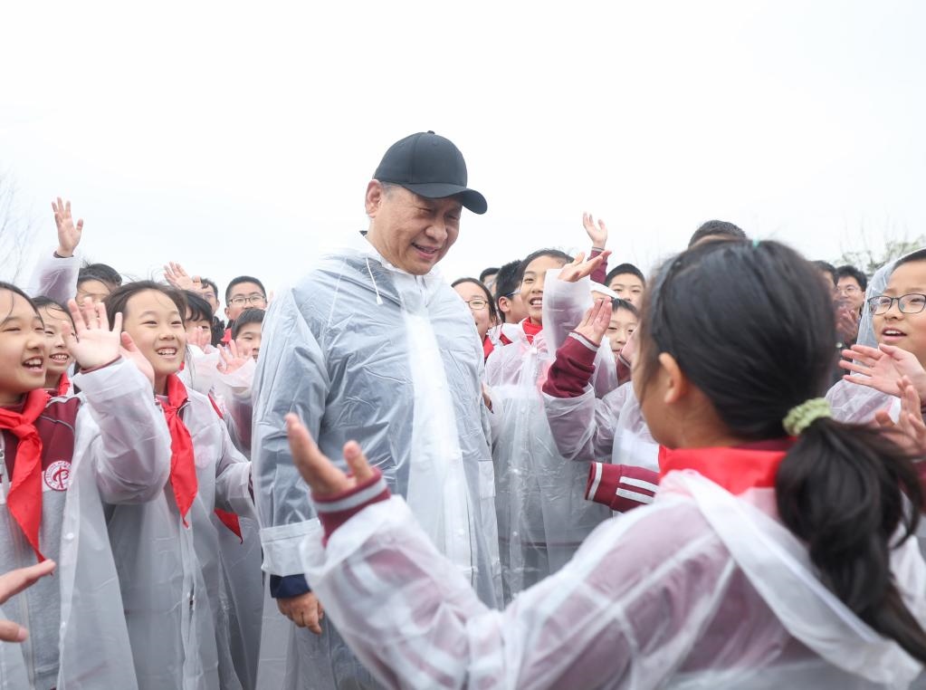 2023年4月4日，黨和國家領(lǐng)導(dǎo)人參加首都義務(wù)植樹活動。這是植樹后，習(xí)近平總書記同在場的中小學(xué)生親切交談。新華社記者 鞠鵬 攝