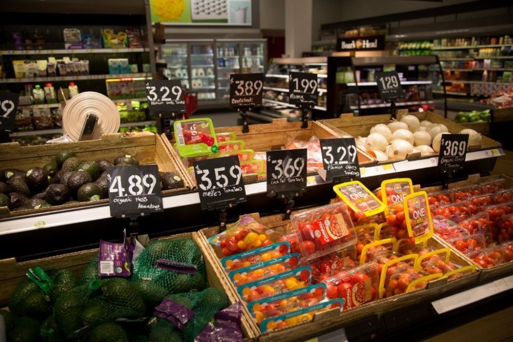 這是2月14日在美國紐約市布魯克林一家食品雜貨店拍攝的商品價簽。新華社發(fā)（郭克攝）