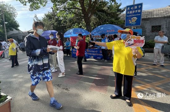6月7日早8點，北京市第五中學(xué)門口考生正在按規(guī)定進入考場。人民網(wǎng)記者 池夢蕊攝