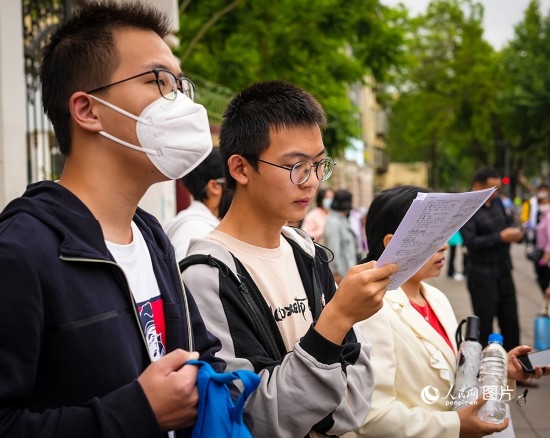 6月7日，在昆明市第五中學(xué)考場外，考生正利用最后時間復(fù)習(xí)備考。人民網(wǎng) 曾智慧攝