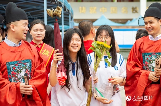 6月7日上午，在南寧市天桃實驗學(xué)校翠竹校區(qū)，老師們在為考生們加油鼓勁！人民網(wǎng)記者 嚴立政攝