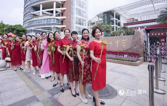 6月7日一早，廈門雙十中學(xué)考生家長們身穿旗袍，手拿向日葵在考場外為孩子加油打氣，寓意“旗開得勝，一舉奪魁”。人民網(wǎng)記者 陳博攝