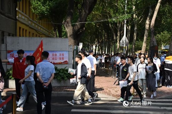 6月7日，在黑龍江省哈爾濱市第三中學(xué)高考考點，考生們有序進入考場。人民網(wǎng)記者 蘇靖剛攝