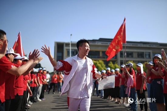 6月7日，在北京市人大附中通州校區(qū)考點，考生與送考老師擊掌加油。人民網(wǎng)記者 翁奇羽攝