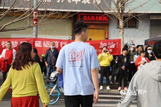 6月7日早8點，甘肅省蘭州市外國語高級中學(xué)考點，考生按規(guī)定進入考場。人民網(wǎng)記者 黃帆攝