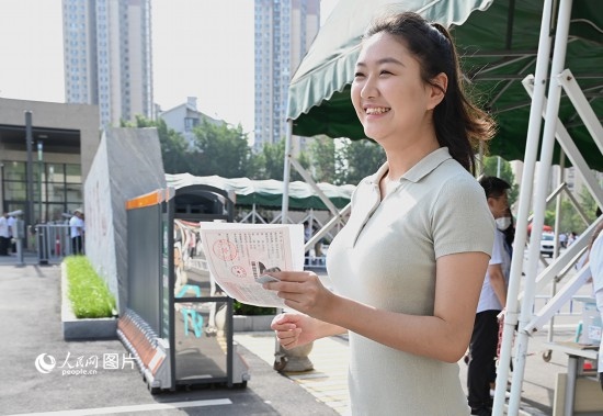 6月7日高考第一天，早上8點，一名考生充滿自信地步入鄭州市十一中考點。人民網(wǎng)記者 王玉興攝