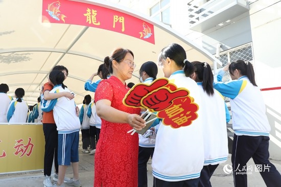6月7日一早，雄安新區(qū)安新中學(xué)老師在給同學(xué)們加油鼓勁兒。人民網(wǎng) 李兆民攝
