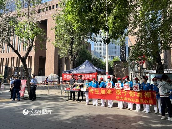 6月7日，天津市和平區(qū)新興街陽光奶奶志愿者連續(xù)16年為高考考生助力。人民網(wǎng)記者 張靜淇攝