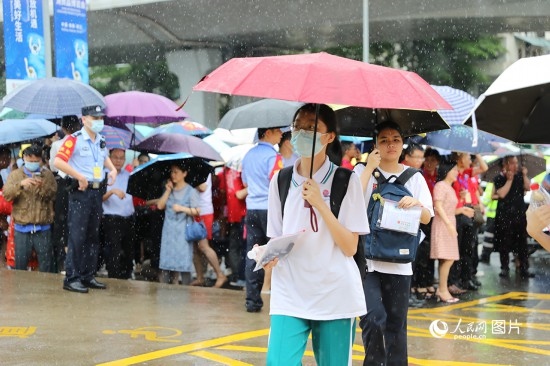 6月7日，海南華僑中學(xué)（高中部）考點，學(xué)子冒雨奔赴考場。人民網(wǎng)記者 孟凡盛攝