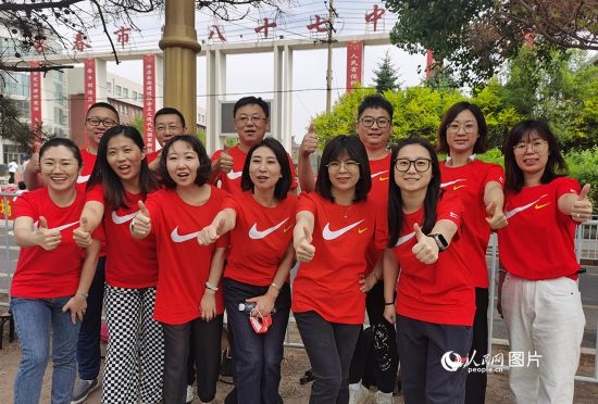6月7日一早，陽光明媚，天氣涼爽，在長春市第八十七中學(xué)，考生們正陸續(xù)進入考場。親友團為參加高考的學(xué)子們加油鼓勁。人民網(wǎng)記者 王帝元攝