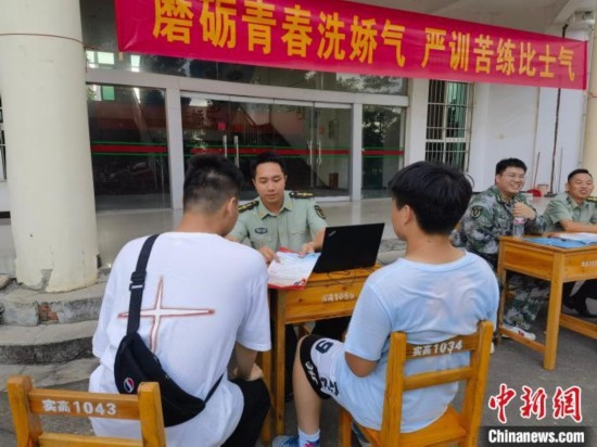 專武干部在講解相關(guān)政策。韋碩 攝