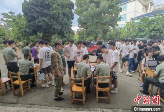 專武干部在發(fā)放兵役登記證。韋碩 攝