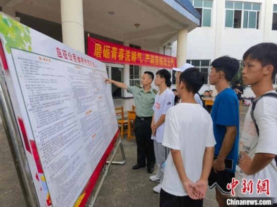 專武干部在講解應(yīng)征體檢標準。韋碩 攝
