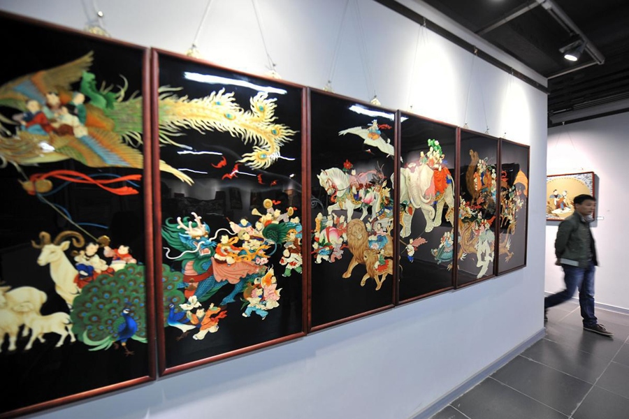 參觀者在唐都漆藝博物館參觀展出的漆器。新華社記者 詹彥 攝
