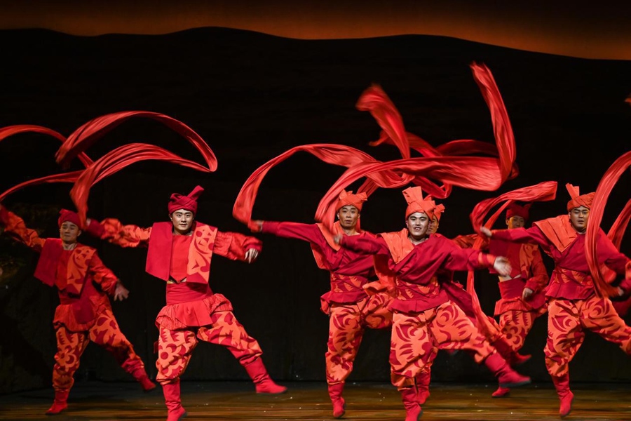 在首屆中國非物質(zhì)文化遺產(chǎn)保護(hù)年會(huì)展演活動(dòng)上拍攝的陜北秧歌劇《米脂婆姨綏德漢》演出現(xiàn)場(chǎng)。新華社記者 鄒競(jìng)一 攝