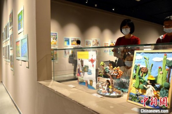 圖為家長帶著孩子參觀展覽。呂明 攝