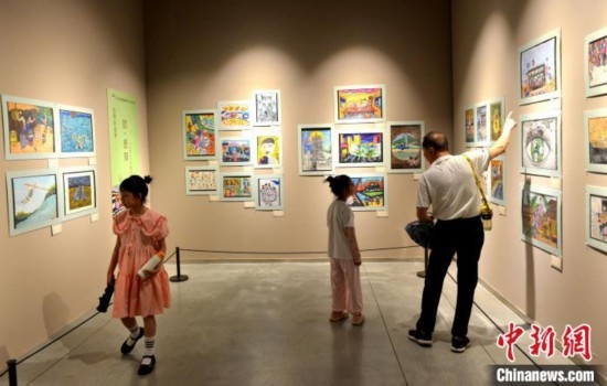 圖為家長帶著孩子參觀展覽。呂明 攝