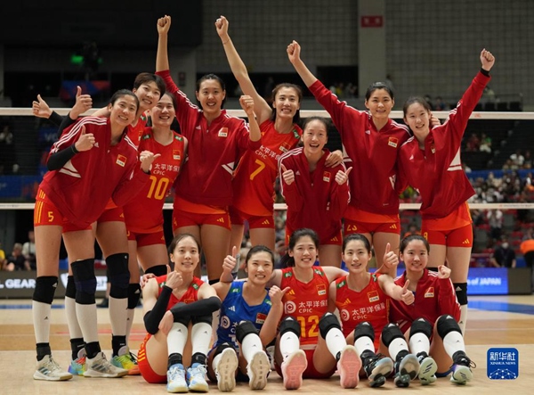 6月3日，中國(guó)隊(duì)球員在比賽后慶祝勝利。當(dāng)日，在日本名古屋舉行的2023世界女排聯(lián)賽分站賽中，中國(guó)隊(duì)以3比1戰(zhàn)勝荷蘭隊(duì)。新華社記者 張笑宇 攝