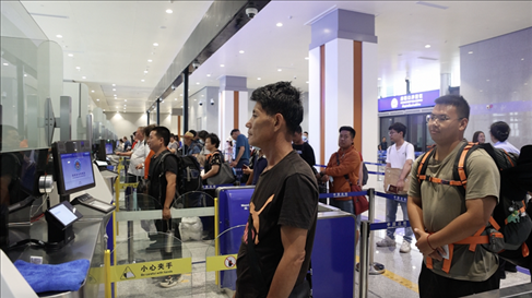 6月13日，乘坐中老鐵路國際旅客列車的旅客在磨憨邊檢大廳排隊候檢。李揚 攝