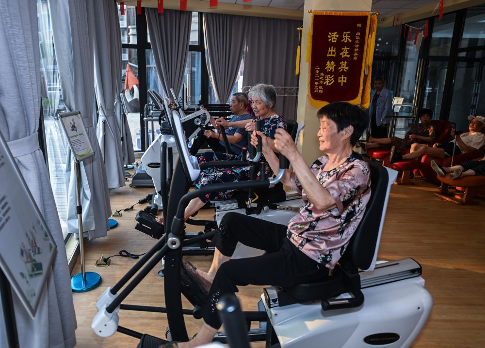 在浙江嘉興市南湖區(qū)新嘉街道電子社區(qū)鄰里中心的長者運動健康之家內(nèi)，老人們在進行器械鍛煉（2023年6月14日攝）。新華社記者 徐昱 攝