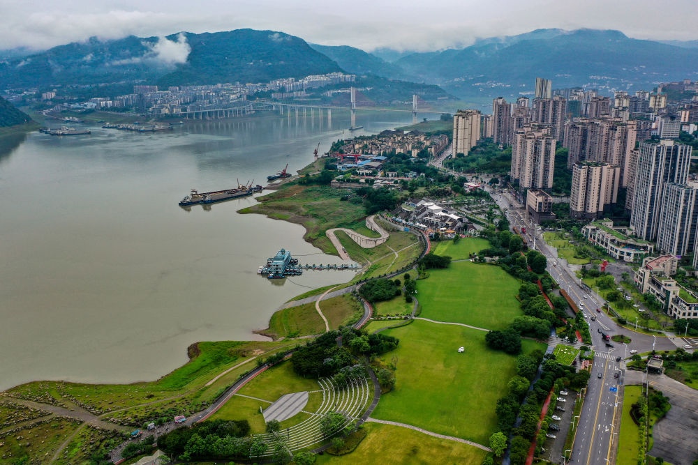 這是2023年6月7日拍攝的位于重慶市云陽縣的云陽城區(qū)環(huán)湖綠道（無人機照片）。當(dāng)?shù)貙⑸鷳B(tài)治理與生態(tài)修復(fù)結(jié)合起來，兼顧城市旅游和運動休閑等功能需要，打造環(huán)縣城兩江四岸33公里綠道。新華社記者 唐奕 攝