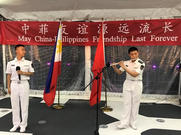 艦上官兵表演歌舞、民樂、武術(shù)等節(jié)目。中國駐菲律賓大使館供圖