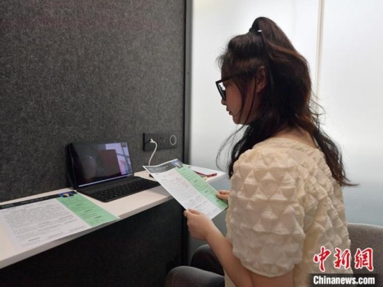 學(xué)生通過“云面試空間”進(jìn)行求職面試。劉棟 攝