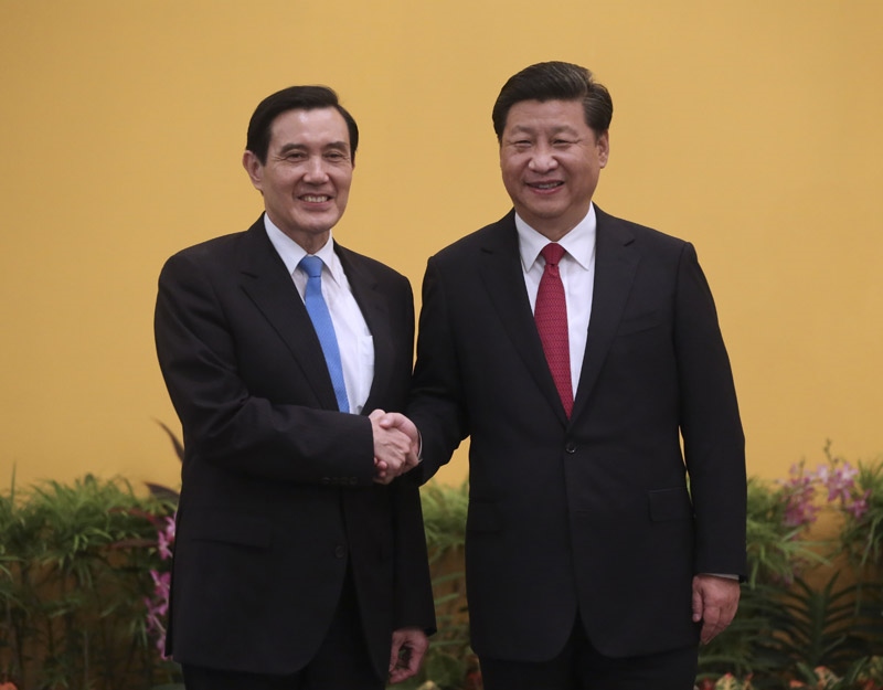2015年11月7日，兩岸領(lǐng)導(dǎo)人會面在新加坡香格里拉大酒店舉行。這是習(xí)近平主席與時任臺灣地區(qū)領(lǐng)導(dǎo)人馬英九握手。