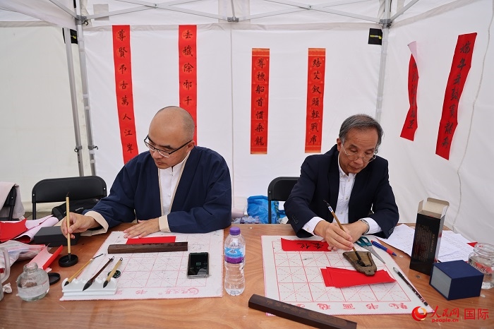 活動(dòng)現(xiàn)場(chǎng)的中國(guó)書法展示。人民網(wǎng)記者 邢雪攝