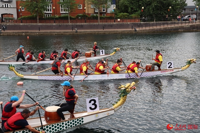 2023全英中華端午龍舟會(huì)比賽現(xiàn)場(chǎng)，幾支隊(duì)伍你追我趕。人民網(wǎng)記者 邢雪攝
