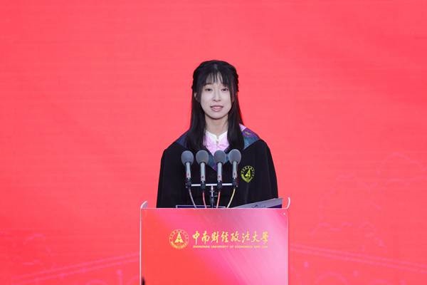 王若研在畢業(yè)典禮上發(fā)言。崔楨楨 攝