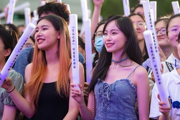 場下觀眾十分熱情。人民網(wǎng)記者 翁奇羽攝