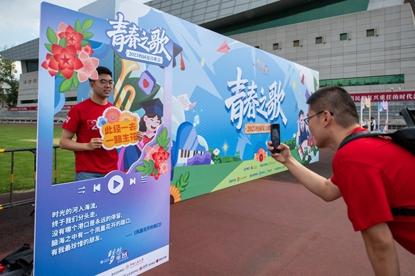 學生在市集打卡拍照。人民網(wǎng)記者 翁奇羽攝