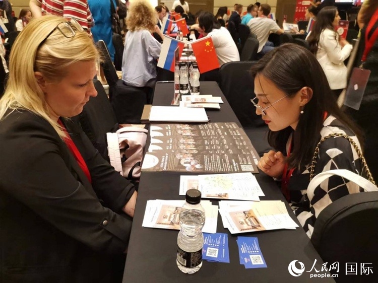 中俄旅游行業(yè)代表在北京路演活動現(xiàn)場面對面溝通。人民網(wǎng)記者 楊倩攝